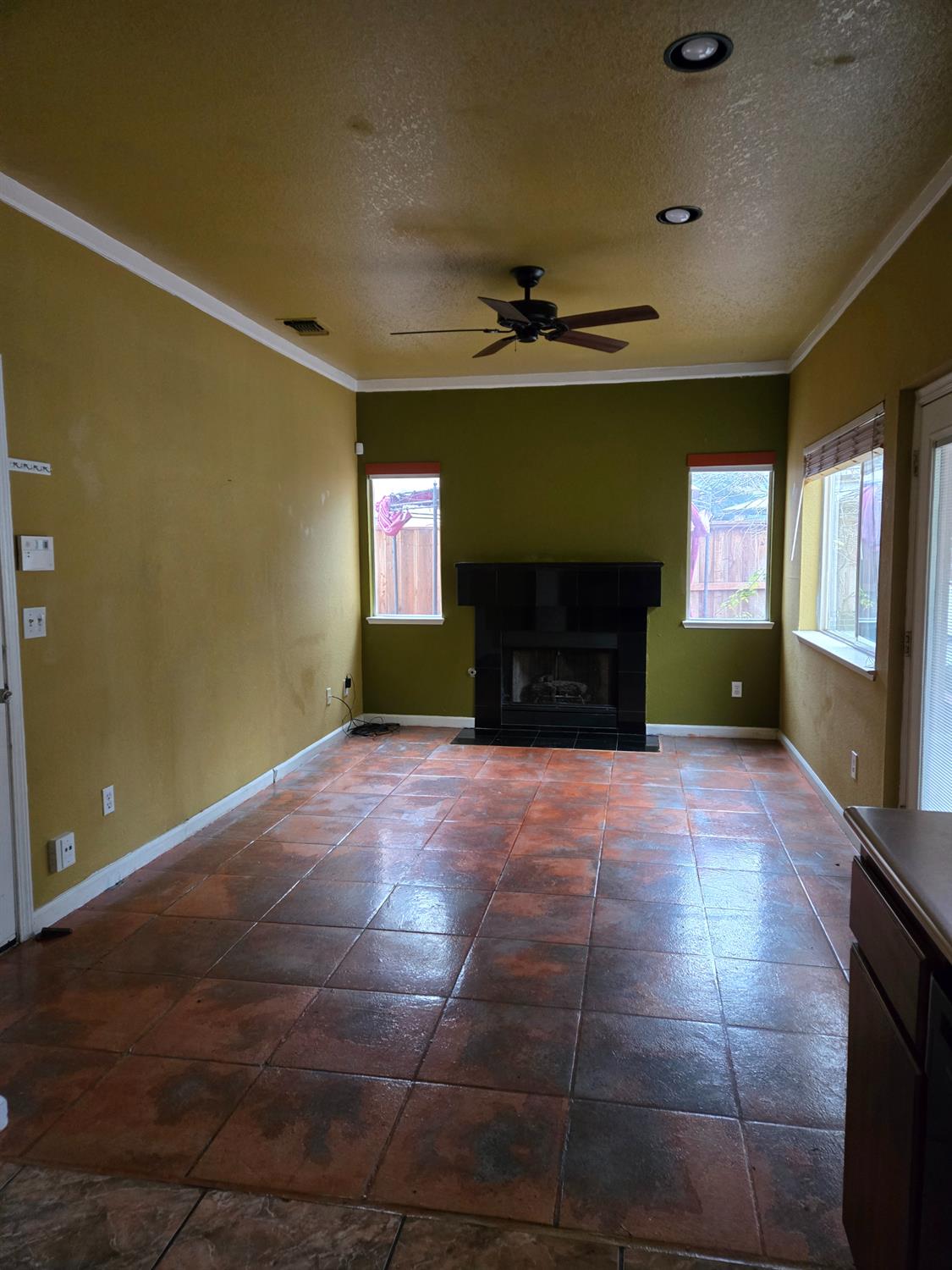 Detail Gallery Image 2 of 49 For 3634 Whispering Creek Cir, Stockton,  CA 95219 - 3 Beds | 2/1 Baths