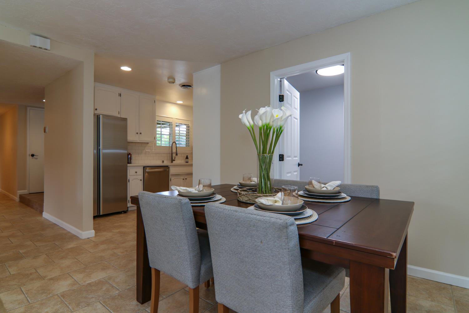 Detail Gallery Image 12 of 38 For 4949 Hillridge Way, Fair Oaks,  CA 95628 - 3 Beds | 2 Baths