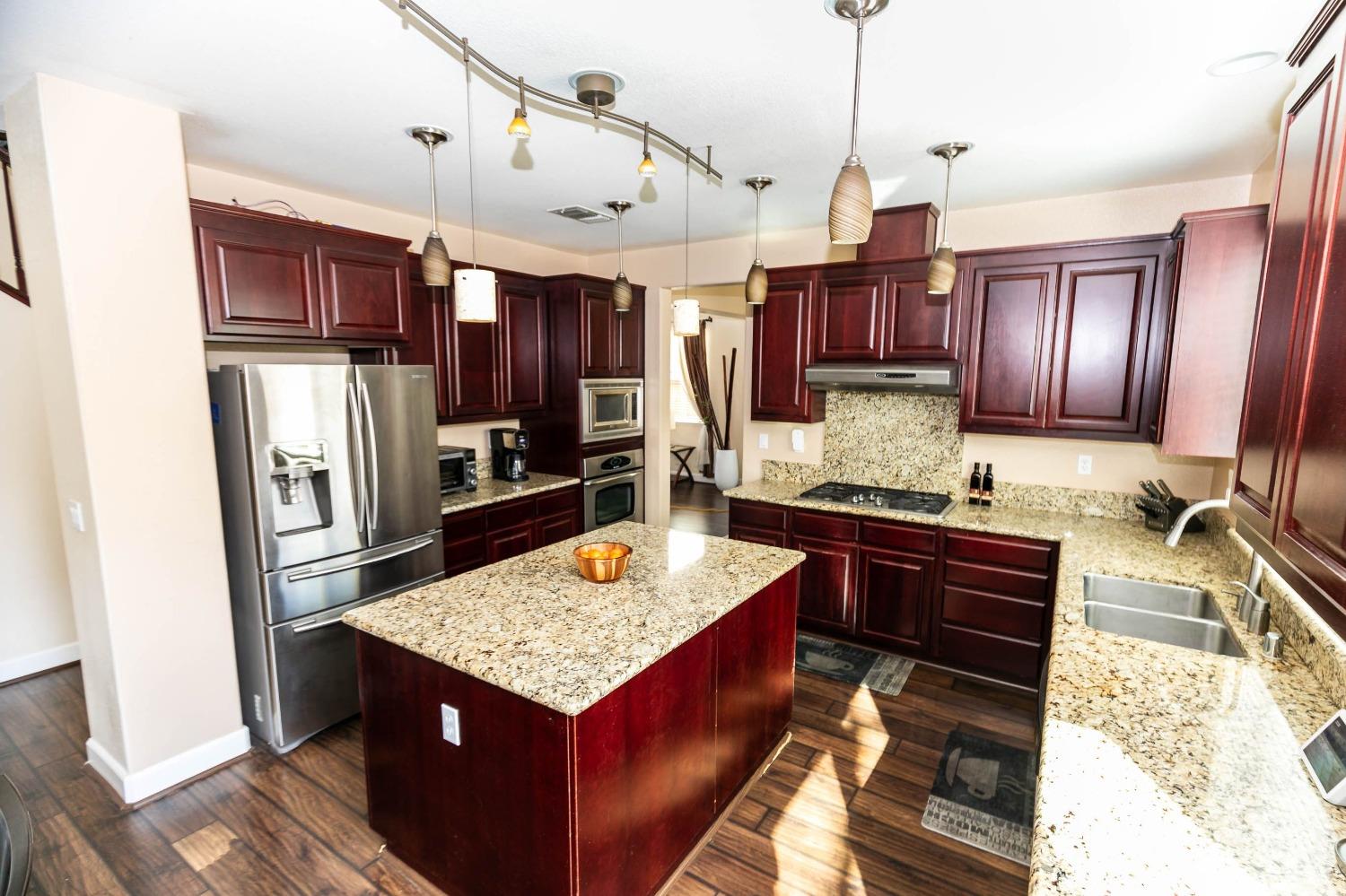Detail Gallery Image 13 of 37 For 10730 Sand Castle Way, Stockton,  CA 95209 - 4 Beds | 3 Baths