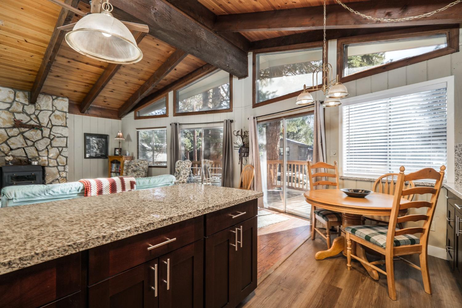 Detail Gallery Image 15 of 44 For 1644 Crystal Air Dr, South Lake Tahoe,  CA 96150 - 3 Beds | 1/1 Baths
