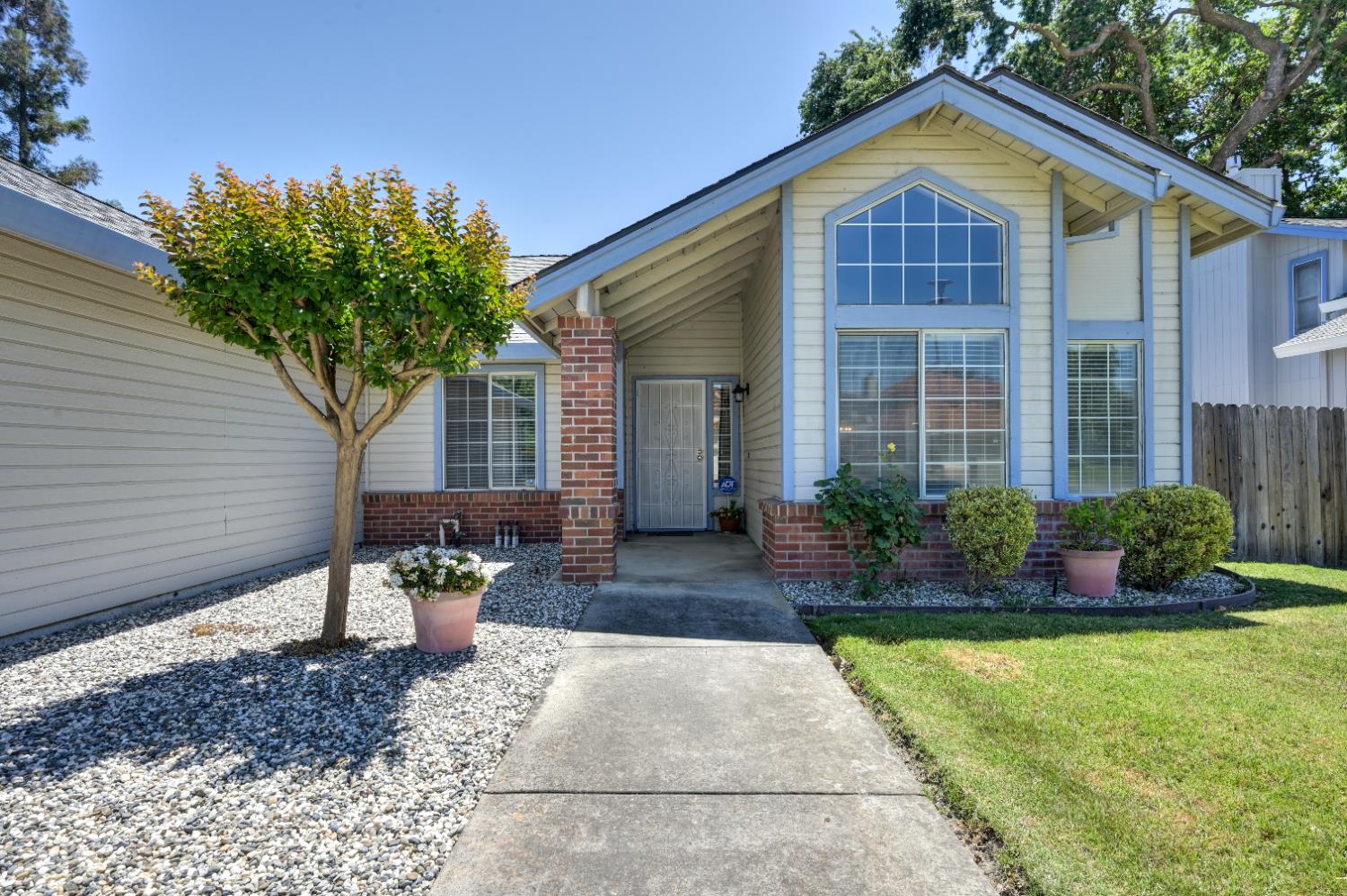 Detail Gallery Image 2 of 42 For 7827 River Estates Dr, Sacramento,  CA 95831 - 3 Beds | 2 Baths