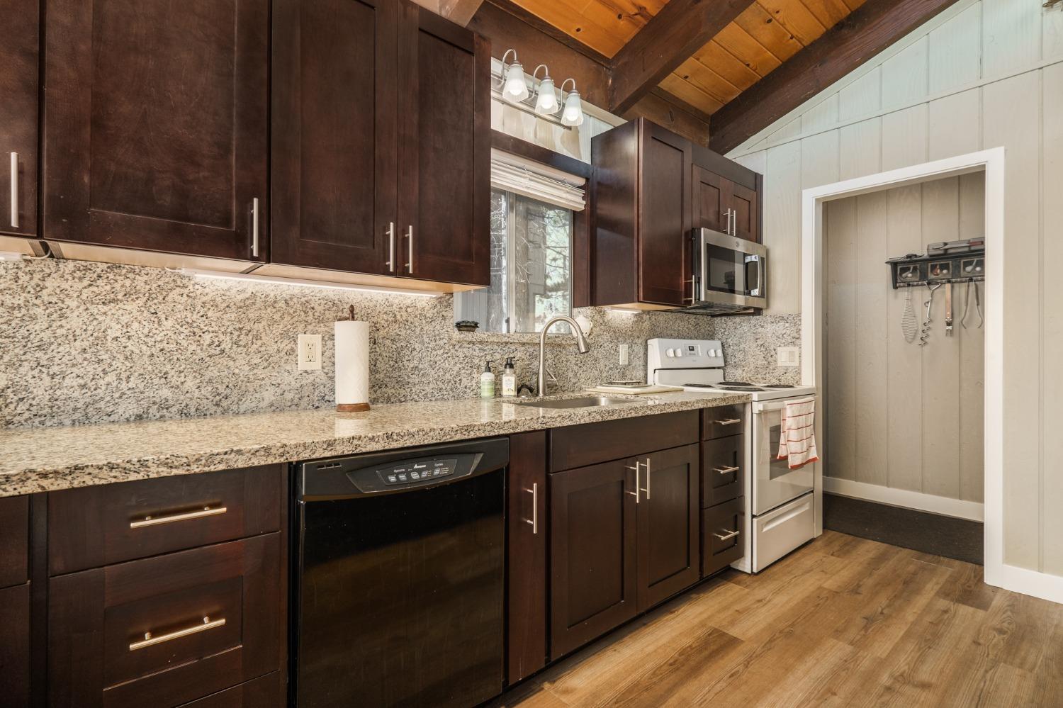 Detail Gallery Image 13 of 44 For 1644 Crystal Air Dr, South Lake Tahoe,  CA 96150 - 3 Beds | 1/1 Baths