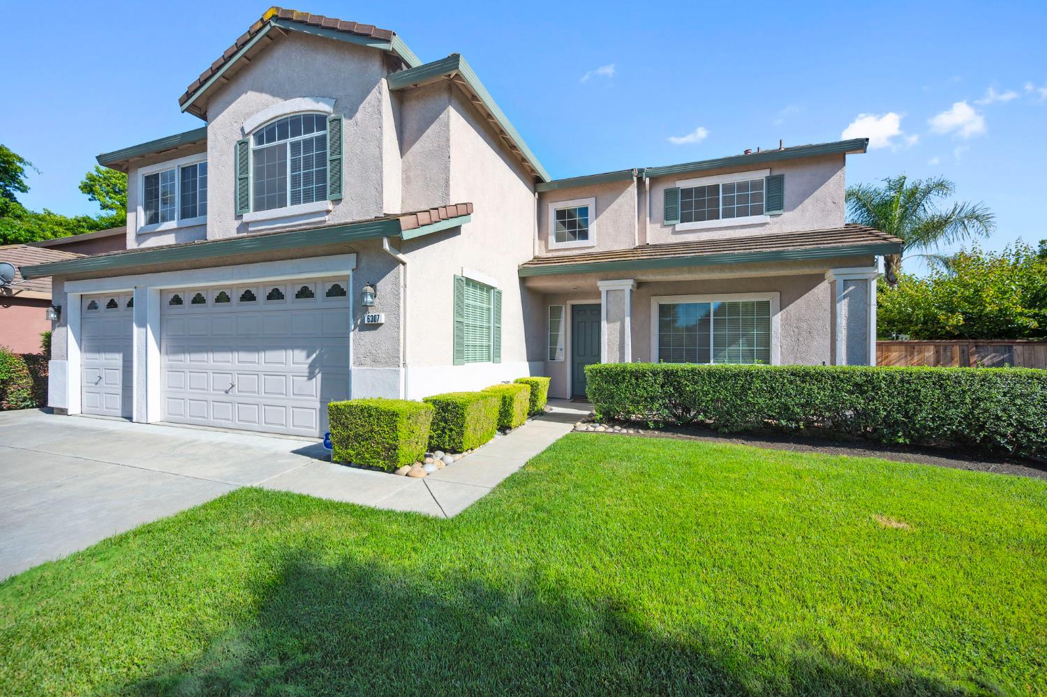 Detail Gallery Image 3 of 39 For 6307 Brook Hollow Cir, Stockton,  CA 95219 - 5 Beds | 3 Baths