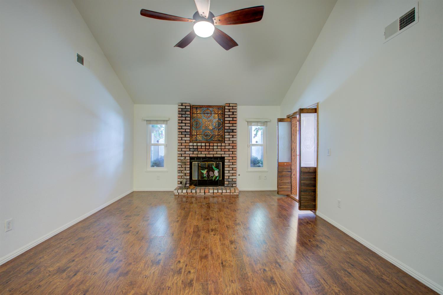 Detail Gallery Image 5 of 38 For 1801 Innsbrook Dr, Modesto,  CA 95350 - 3 Beds | 2 Baths
