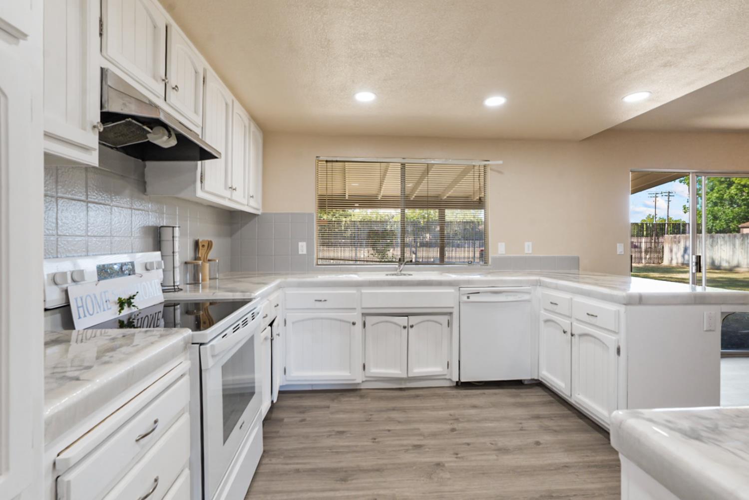 Detail Gallery Image 8 of 21 For 2433 Marguerite Way, Ceres,  CA 95307 - 3 Beds | 2 Baths