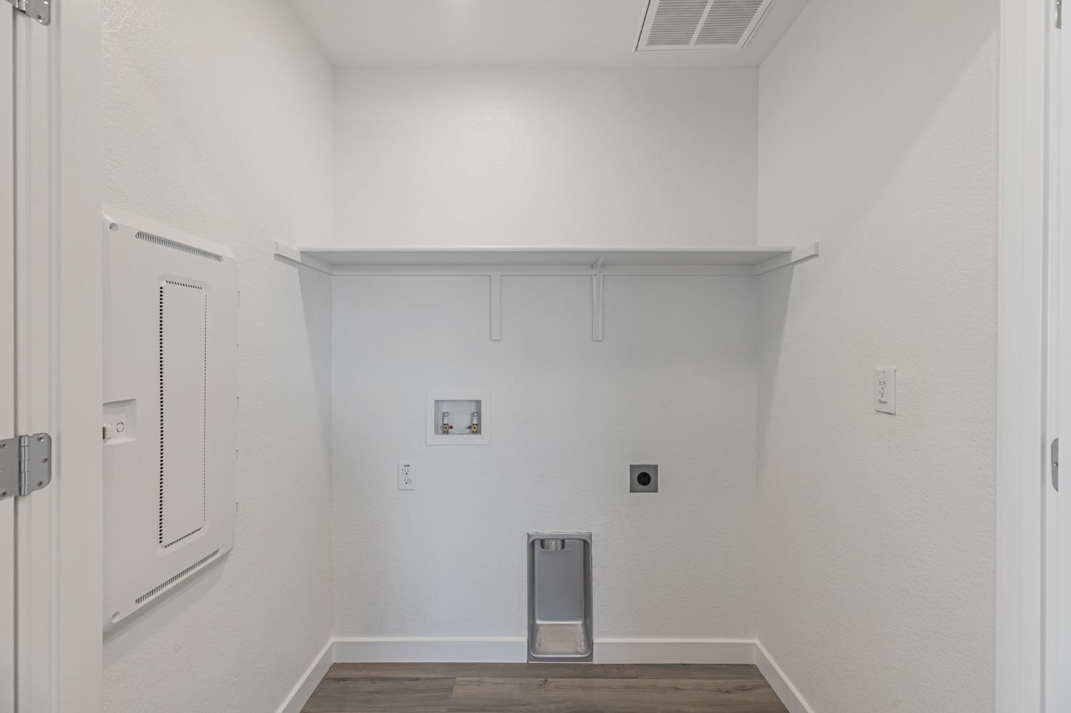 Detail Gallery Image 11 of 13 For 5272 Senesta Cir, Sacramento,  CA 95824 - 3 Beds | 2/1 Baths