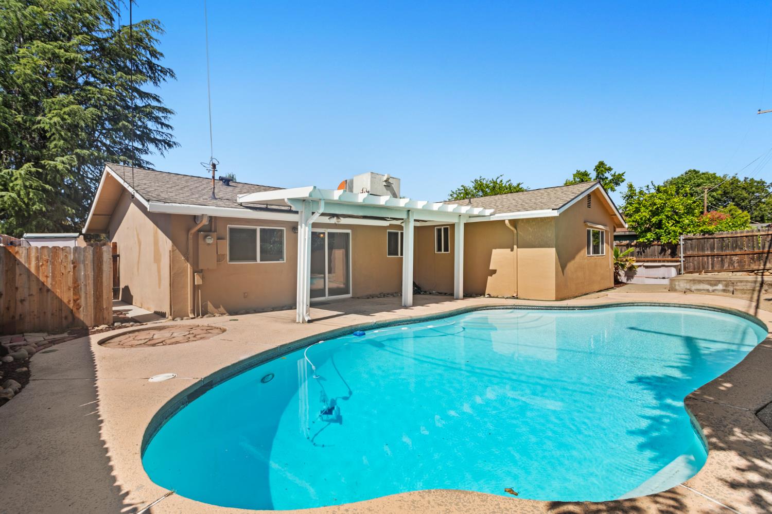 Detail Gallery Image 24 of 26 For 6528 Meadowcreek Way, Citrus Heights,  CA 95621 - 4 Beds | 2 Baths
