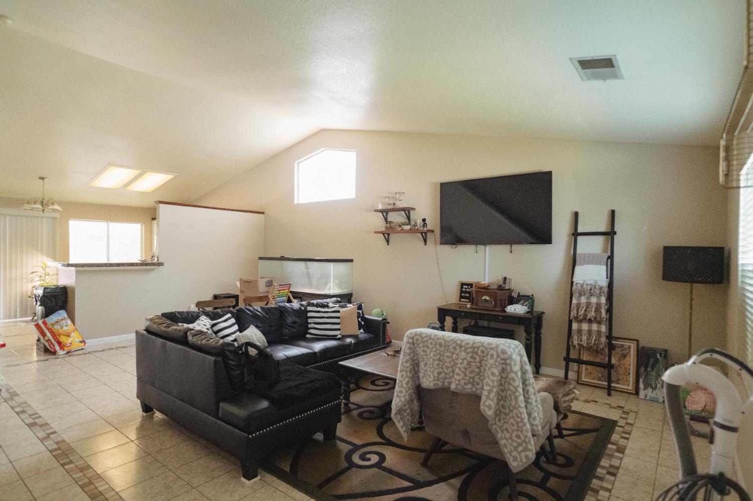 Detail Gallery Image 5 of 35 For 310 Buena Vista Ct, Merced,  CA 95348 - 4 Beds | 2/1 Baths