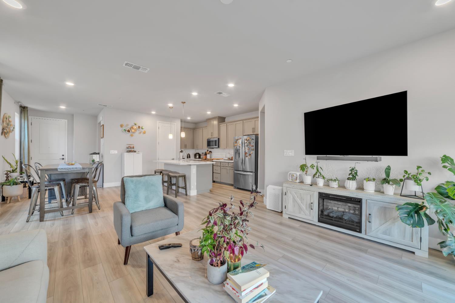 Detail Gallery Image 9 of 35 For 3429 Tall Oaks Bend Way, Folsom,  CA 95630 - 3 Beds | 2 Baths