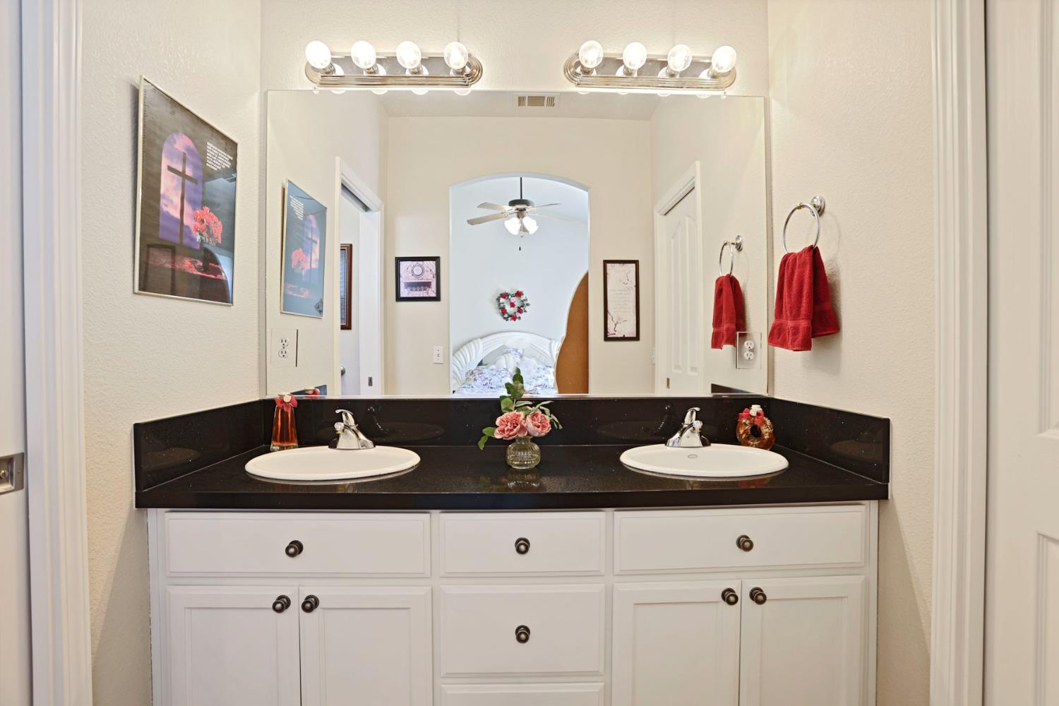 Detail Gallery Image 35 of 41 For 1930 Crystalwood Ln, Lodi,  CA 95242 - 3 Beds | 2 Baths