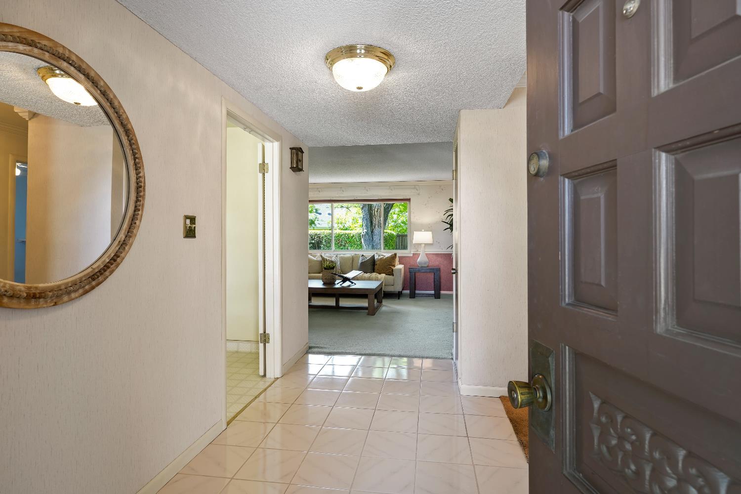 Detail Gallery Image 3 of 39 For 6400 Scenic Oak Ct, Carmichael,  CA 95608 - 4 Beds | 2/1 Baths