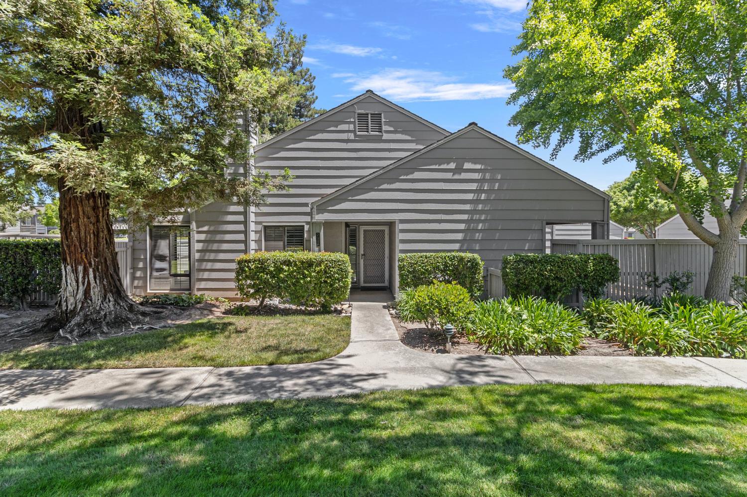 Detail Gallery Image 1 of 28 For 290 W Rumble Rd a,  Modesto,  CA 95350 - 2 Beds | 2 Baths