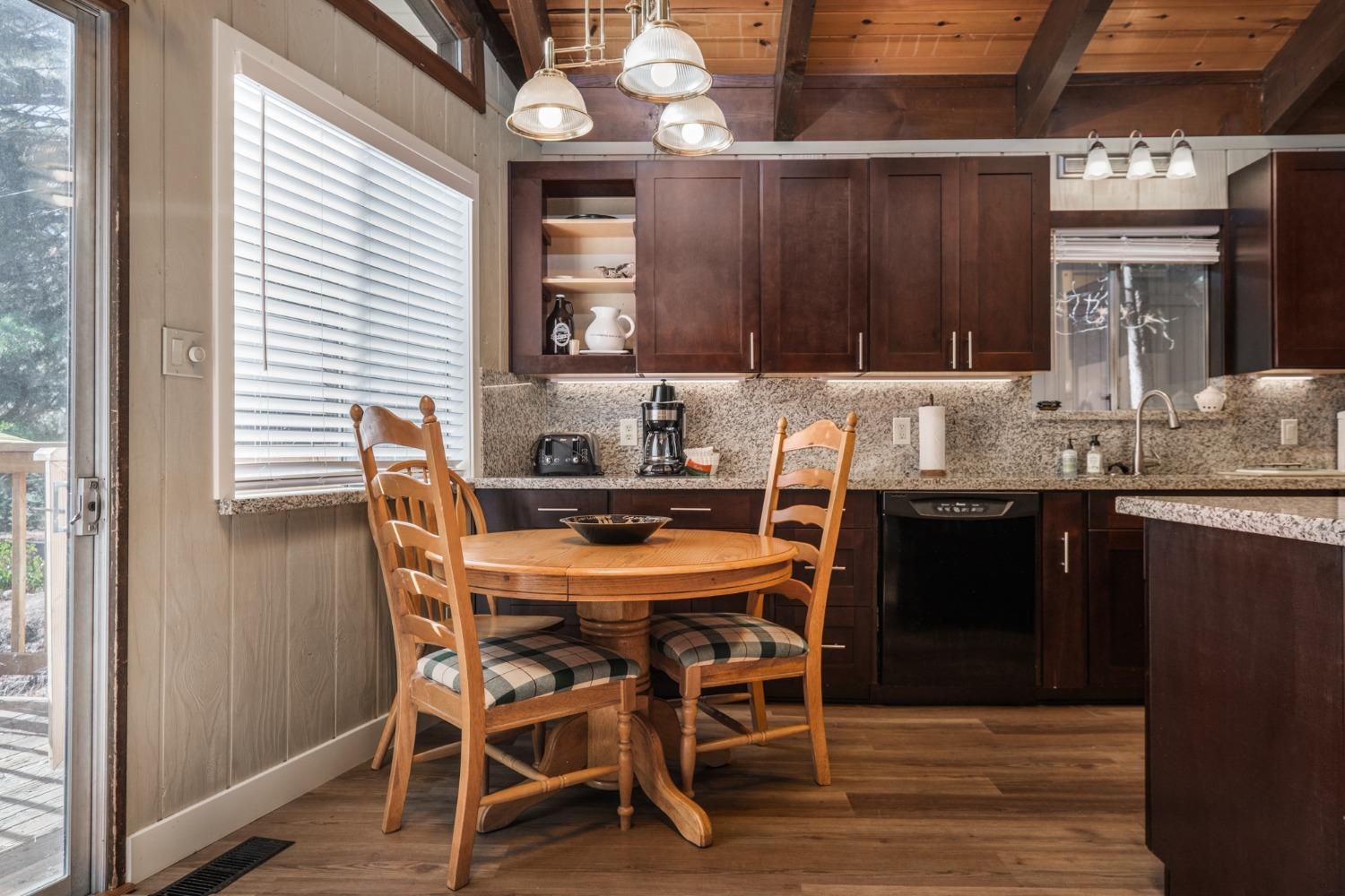 Detail Gallery Image 10 of 44 For 1644 Crystal Air Dr, South Lake Tahoe,  CA 96150 - 3 Beds | 1/1 Baths