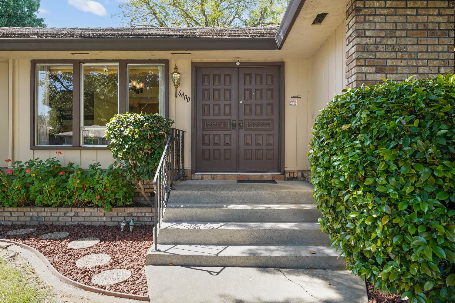 Detail Gallery Image 2 of 39 For 6400 Scenic Oak Ct, Carmichael,  CA 95608 - 4 Beds | 2/1 Baths