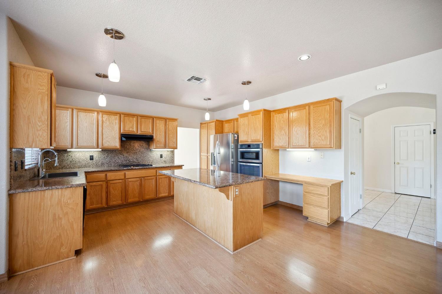 Detail Gallery Image 9 of 39 For 6307 Brook Hollow Cir, Stockton,  CA 95219 - 5 Beds | 3 Baths