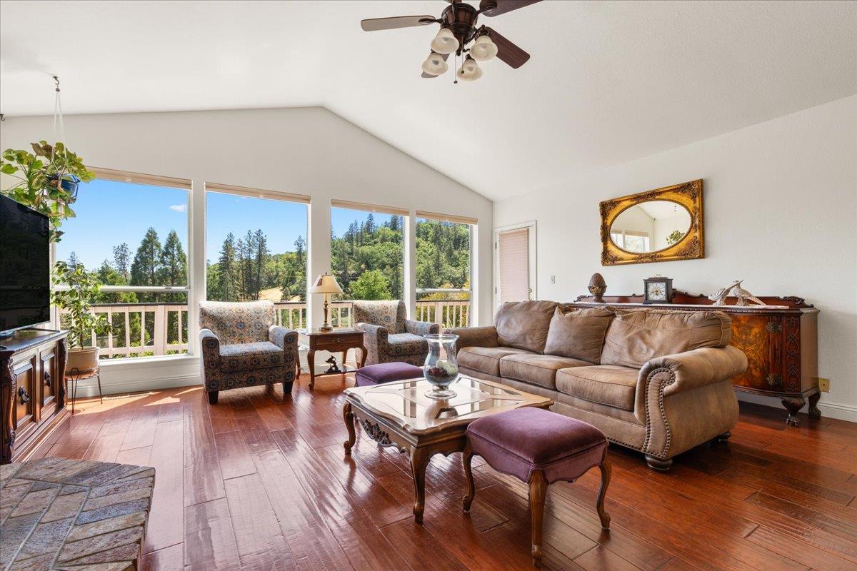 Detail Gallery Image 5 of 66 For 20088 Peyton Pl, Grass Valley,  CA 95949 - 4 Beds | 3 Baths