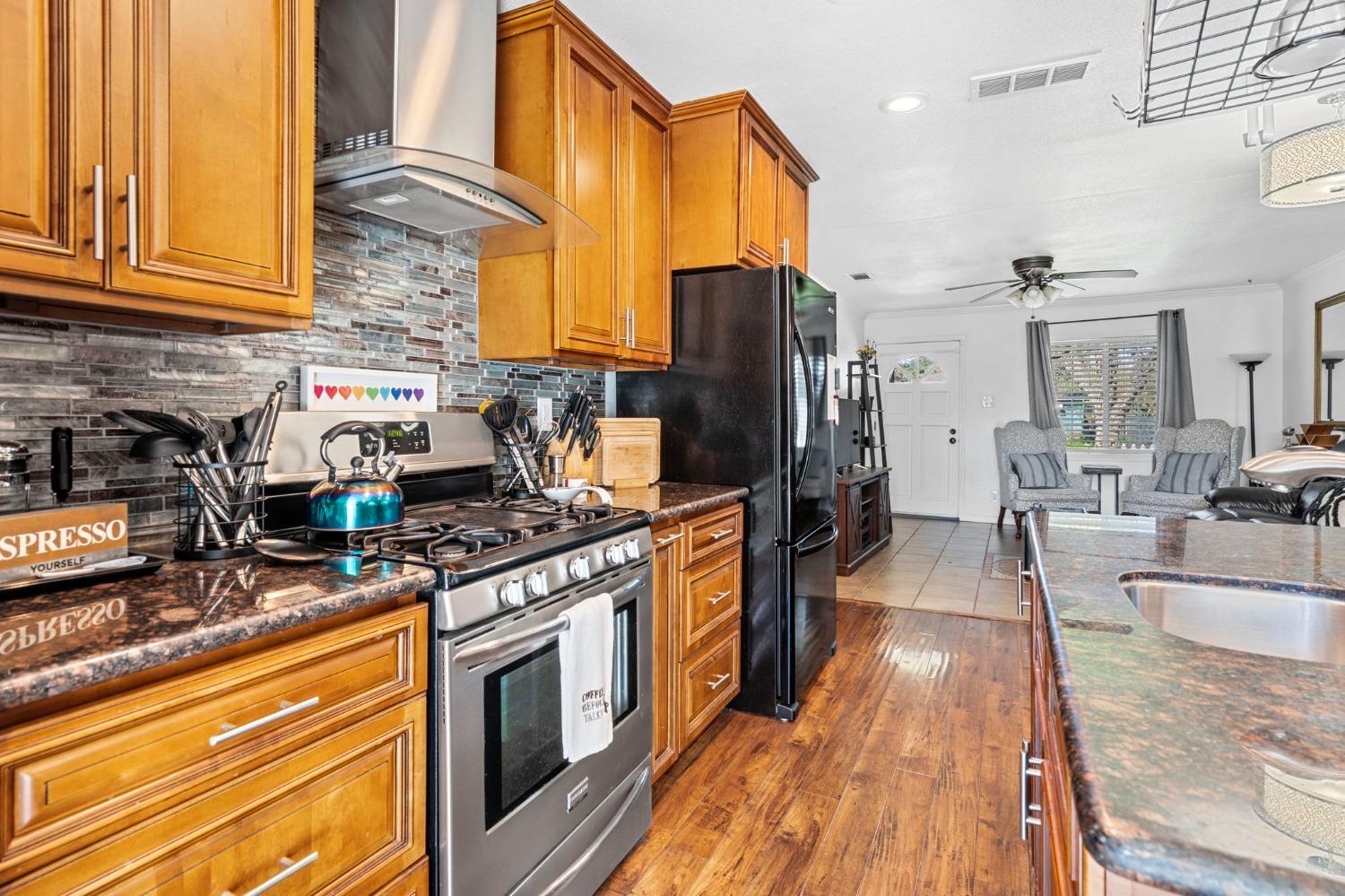 Detail Gallery Image 16 of 31 For 2052 Elmwood Ave, Stockton,  CA 95204 - 2 Beds | 1 Baths