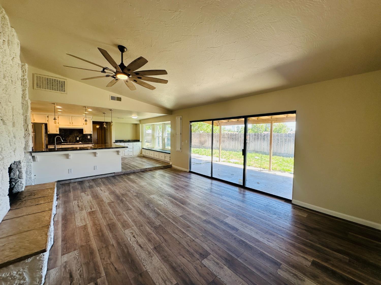Detail Gallery Image 8 of 41 For 553 Manor Oak Pl, Manteca,  CA 95336 - 4 Beds | 3 Baths
