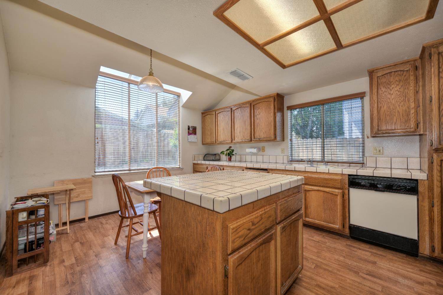 Detail Gallery Image 10 of 42 For 7827 River Estates Dr, Sacramento,  CA 95831 - 3 Beds | 2 Baths