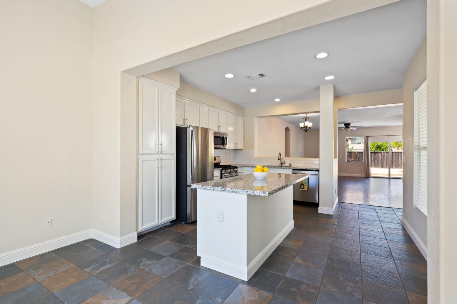 Detail Gallery Image 9 of 23 For 6530 Mystery Mountain Way, Rocklin,  CA 95765 - 3 Beds | 2 Baths