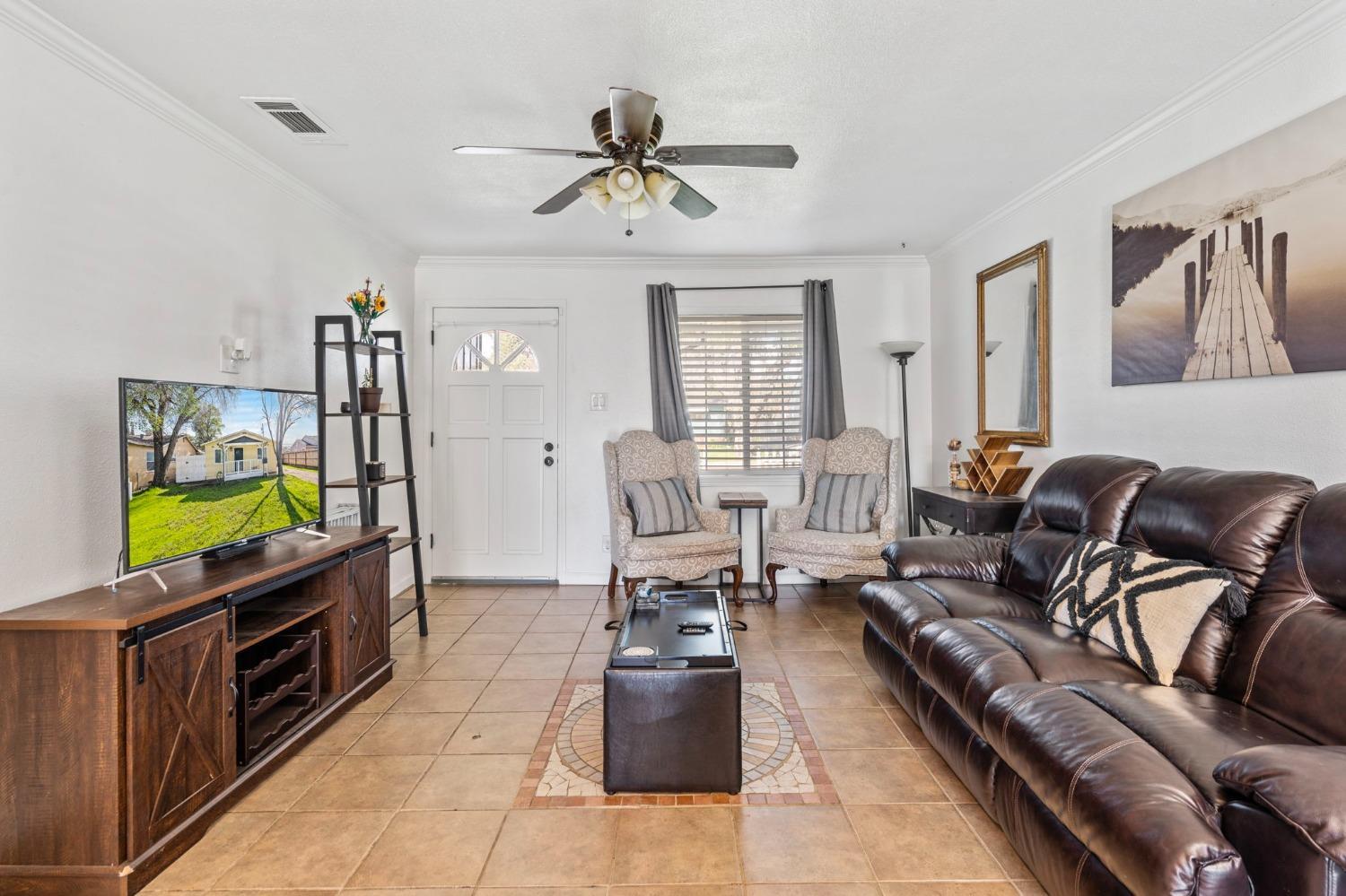 Detail Gallery Image 8 of 31 For 2052 Elmwood Ave, Stockton,  CA 95204 - 2 Beds | 1 Baths