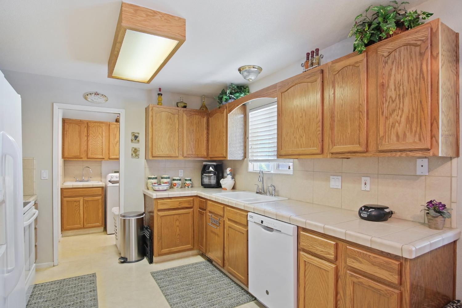 Detail Gallery Image 7 of 22 For 2360 Rochelle Ave, Turlock,  CA 95382 - 3 Beds | 2 Baths