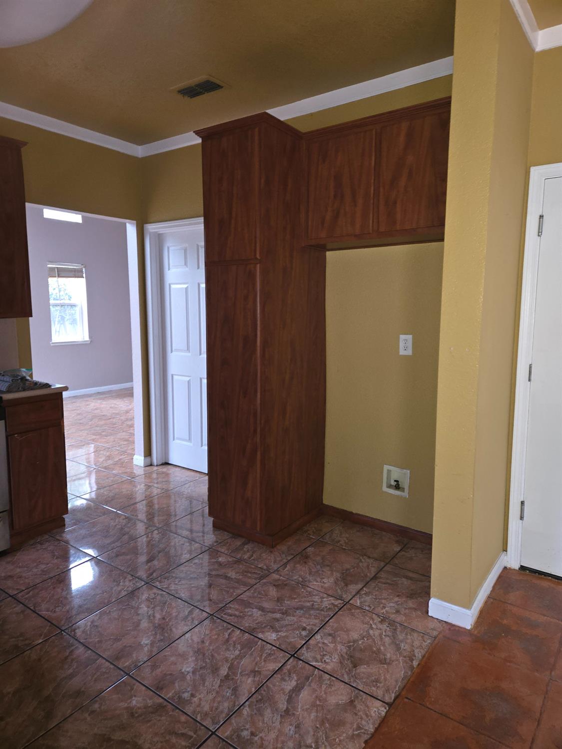 Detail Gallery Image 5 of 49 For 3634 Whispering Creek Cir, Stockton,  CA 95219 - 3 Beds | 2/1 Baths