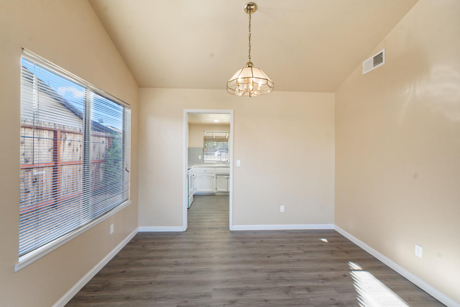 Detail Gallery Image 5 of 21 For 2433 Marguerite Way, Ceres,  CA 95307 - 3 Beds | 2 Baths