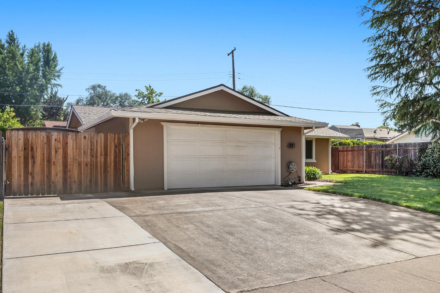 Detail Gallery Image 3 of 26 For 6528 Meadowcreek Way, Citrus Heights,  CA 95621 - 4 Beds | 2 Baths