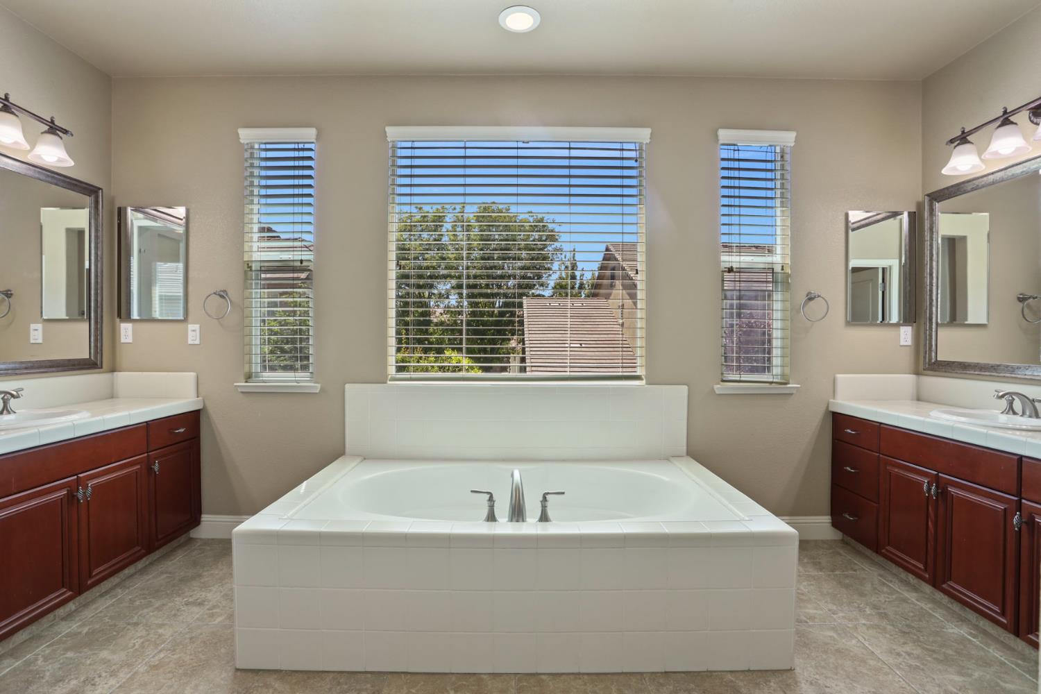 Detail Gallery Image 47 of 68 For 10305 Bridgeview Ln, Stockton,  CA 95219 - 5 Beds | 3 Baths