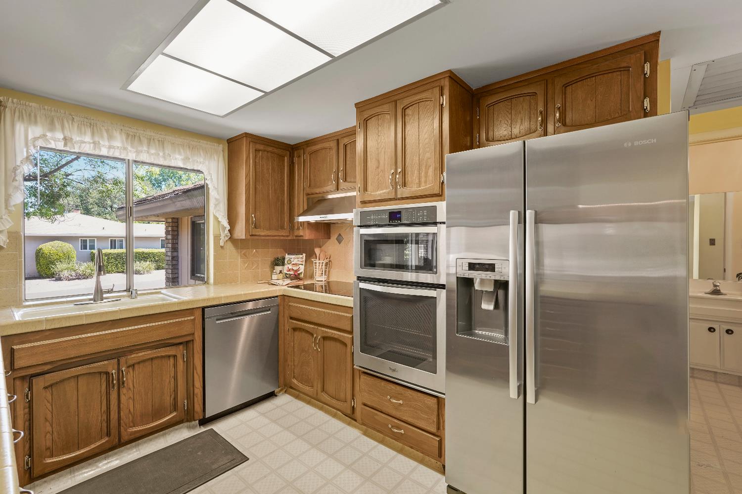 Detail Gallery Image 15 of 39 For 6400 Scenic Oak Ct, Carmichael,  CA 95608 - 4 Beds | 2/1 Baths