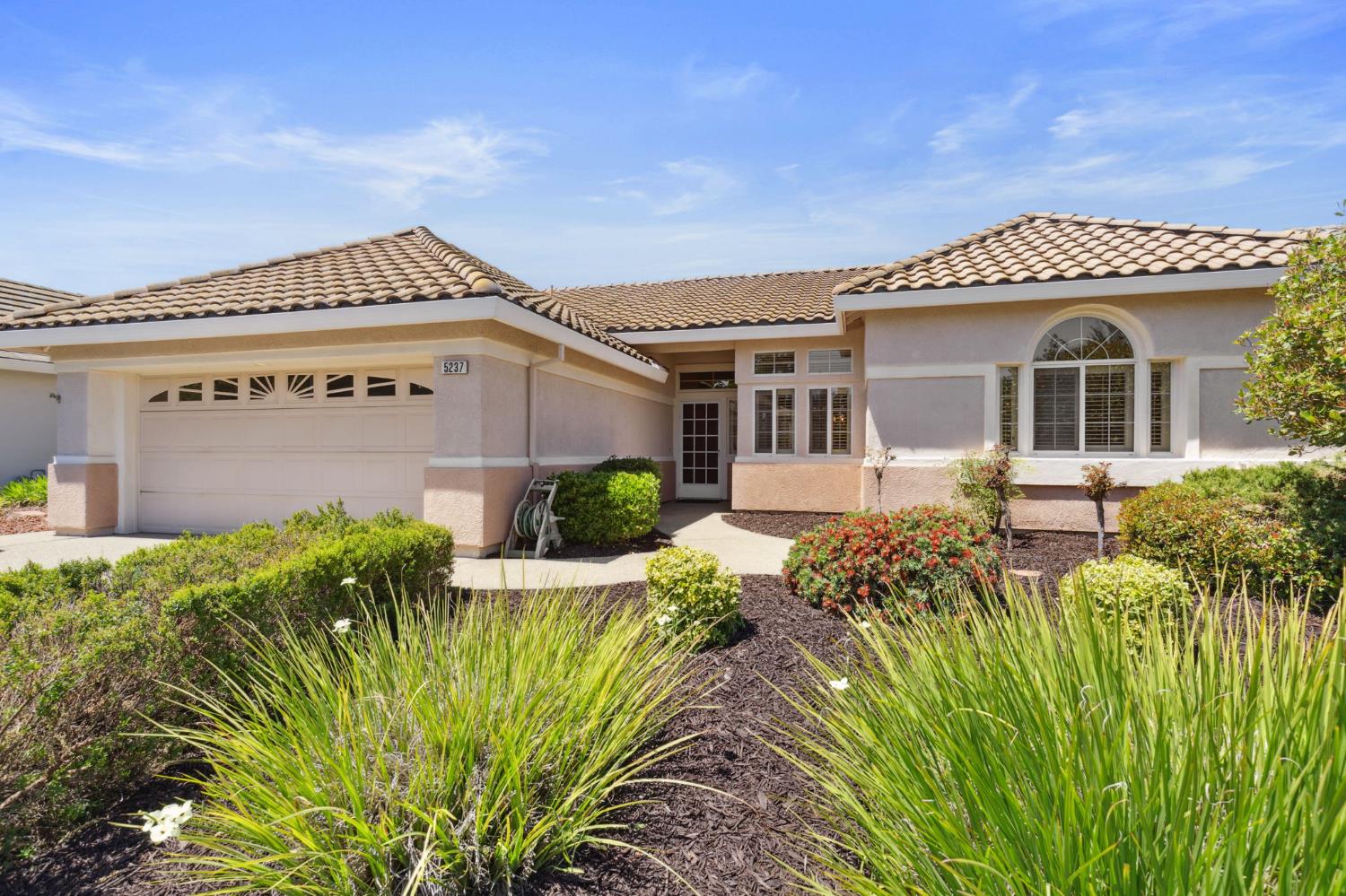 Detail Gallery Image 1 of 38 For 5237 Sugar Pine Loop, Roseville,  CA 95747 - 2 Beds | 2 Baths