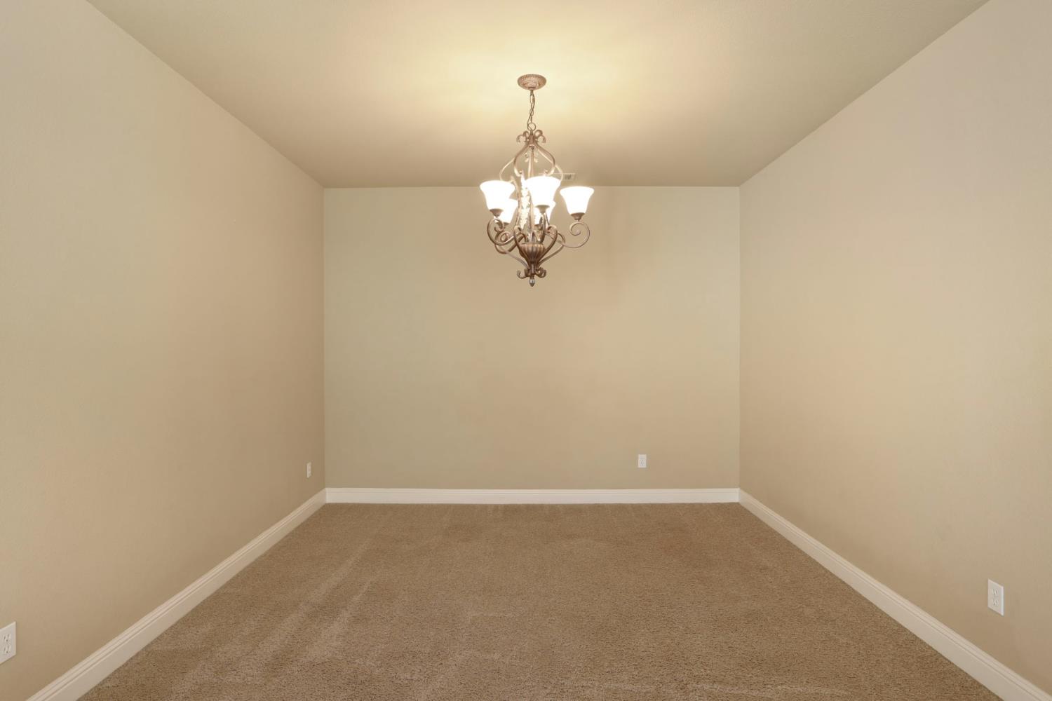 Detail Gallery Image 13 of 68 For 10305 Bridgeview Ln, Stockton,  CA 95219 - 5 Beds | 3 Baths