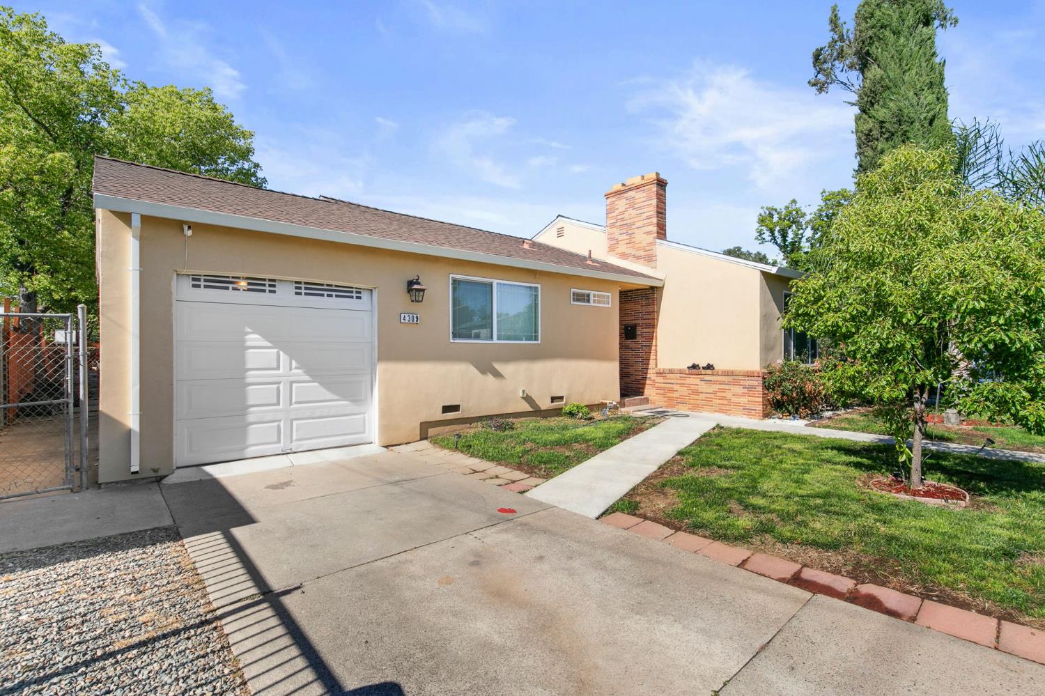 Detail Gallery Image 4 of 37 For 4309 23rd Ave, Sacramento,  CA 95820 - 3 Beds | 1 Baths