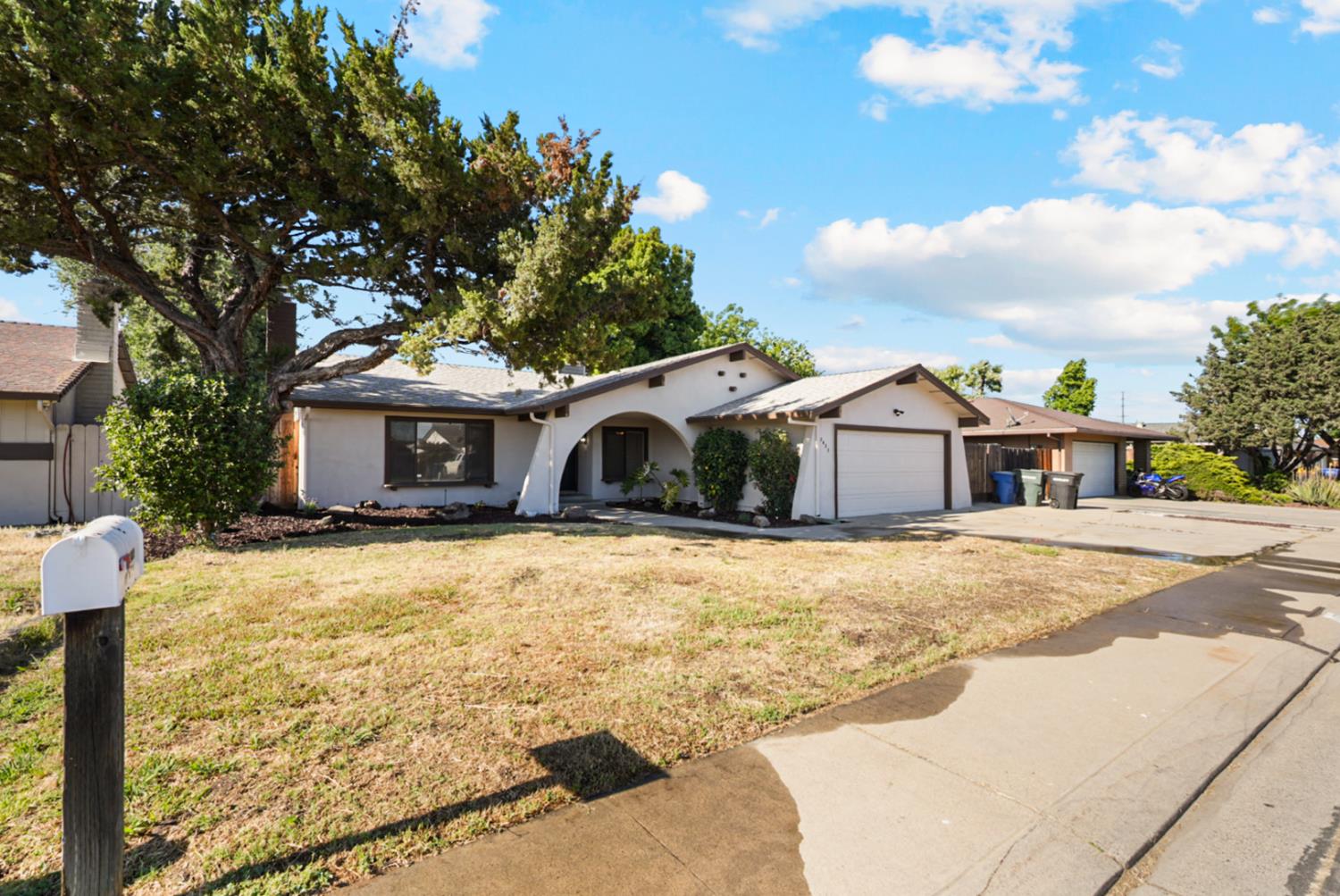 Detail Gallery Image 2 of 21 For 2433 Marguerite Way, Ceres,  CA 95307 - 3 Beds | 2 Baths