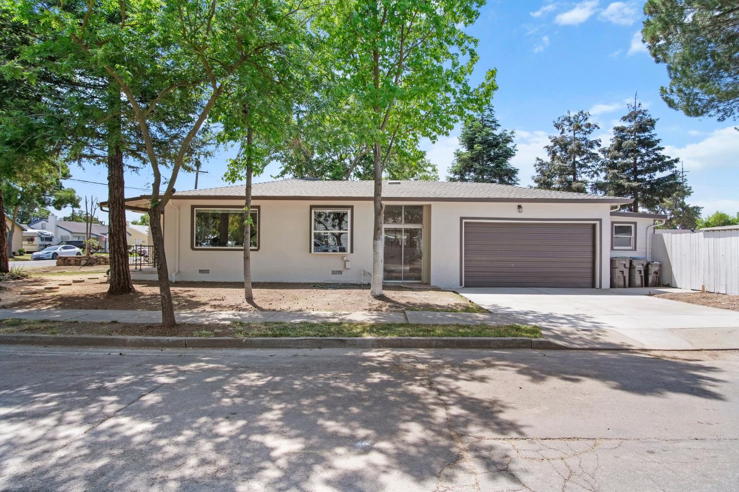 Detail Gallery Image 1 of 28 For 1909 W Harding Way, Stockton,  CA 95203 - 2 Beds | 1 Baths