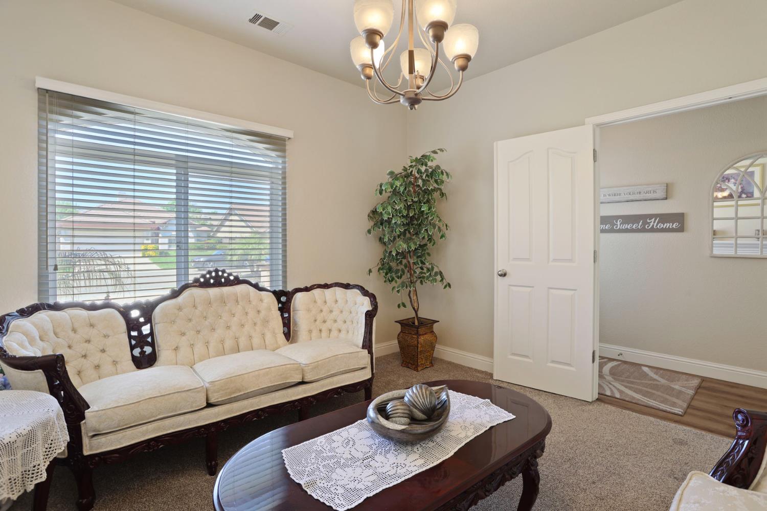 Detail Gallery Image 9 of 41 For 1930 Crystalwood Ln, Lodi,  CA 95242 - 3 Beds | 2 Baths