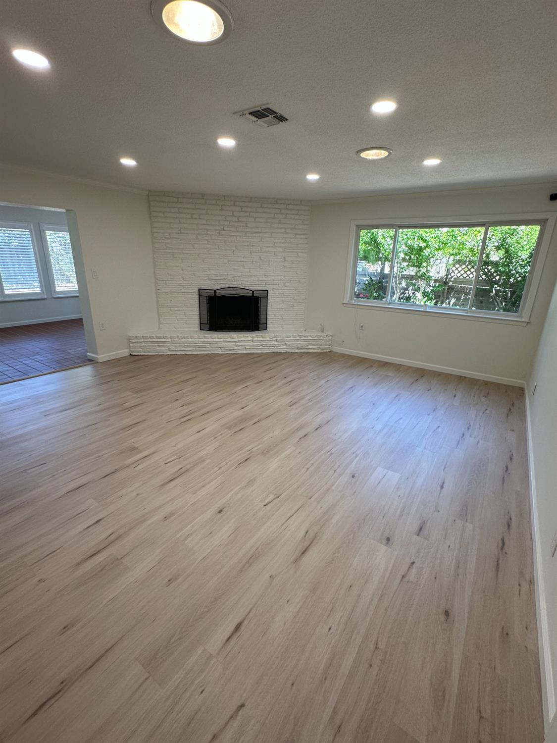 Detail Gallery Image 13 of 44 For 7969 Glenbar Way, Fair Oaks,  CA 95628 - 4 Beds | 2/1 Baths
