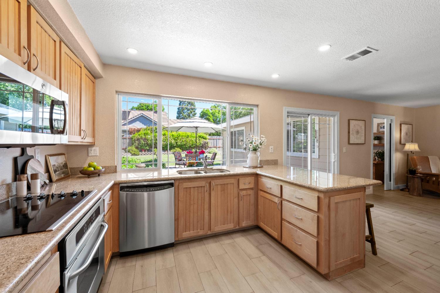 Detail Gallery Image 4 of 50 For 607 Grider Dr, Roseville,  CA 95678 - 4 Beds | 2 Baths