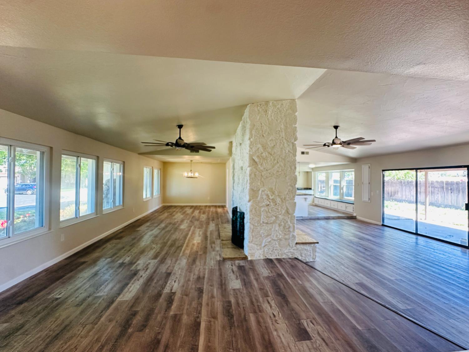 Detail Gallery Image 6 of 41 For 553 Manor Oak Pl, Manteca,  CA 95336 - 4 Beds | 3 Baths