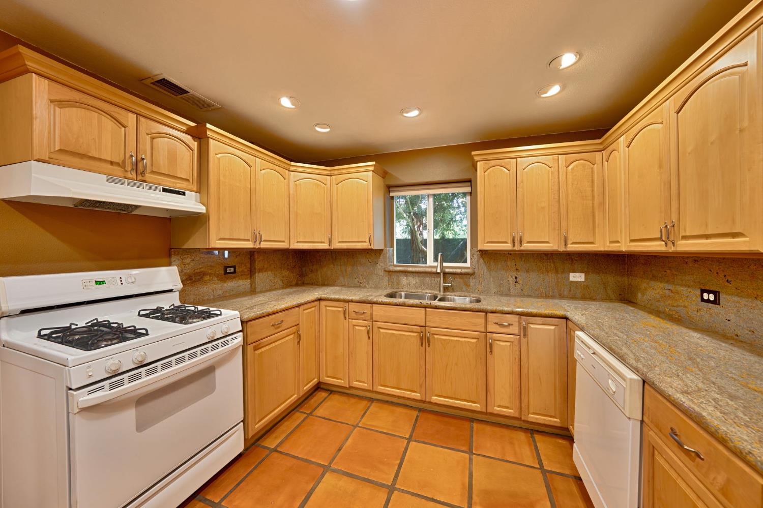 Detail Gallery Image 14 of 32 For 1660 La Playa Way, Sacramento,  CA 95864 - 3 Beds | 1 Baths