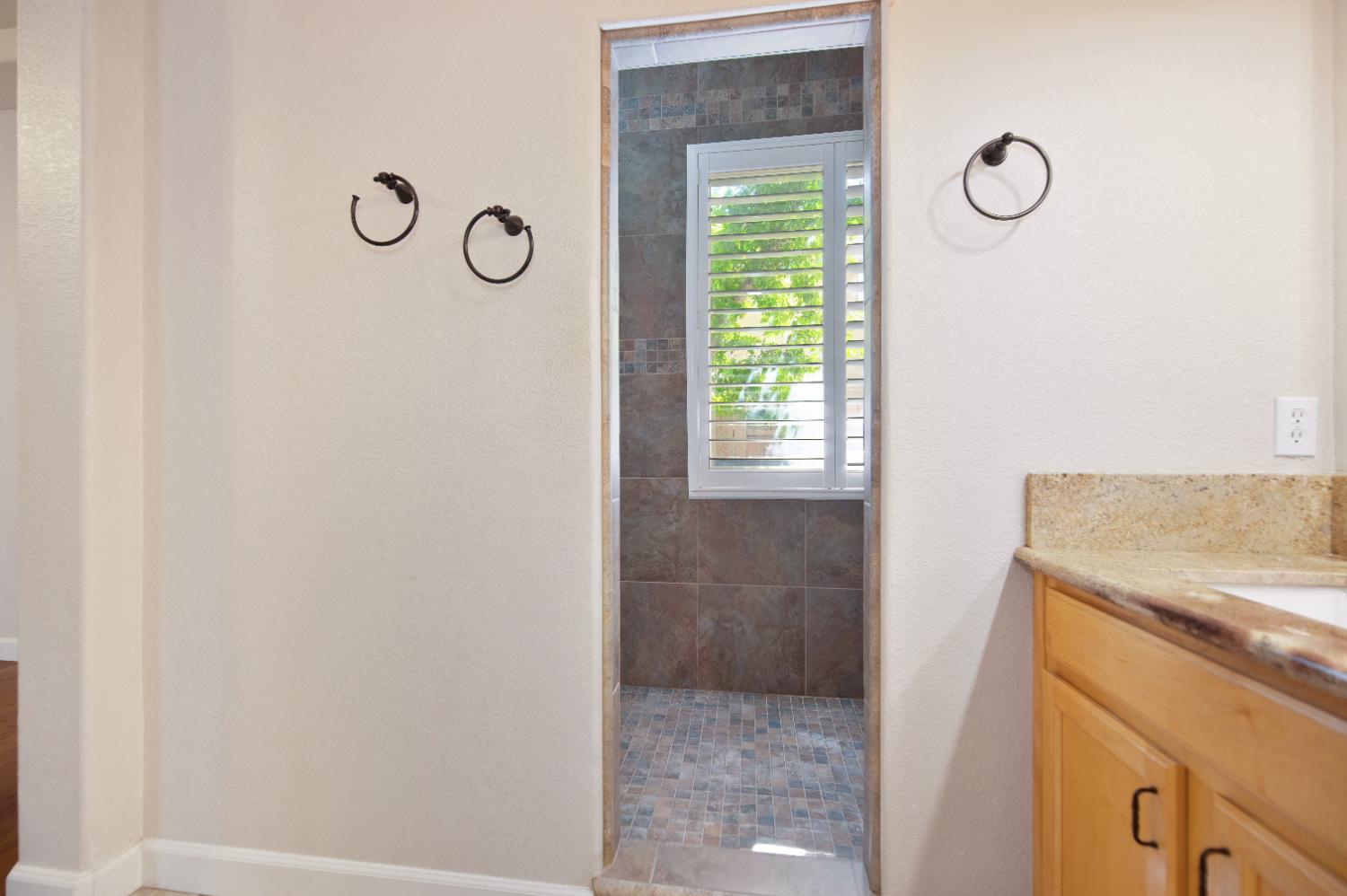 Detail Gallery Image 34 of 44 For 12040 Gold Arbor Ln, Gold River,  CA 95670 - 3 Beds | 2 Baths