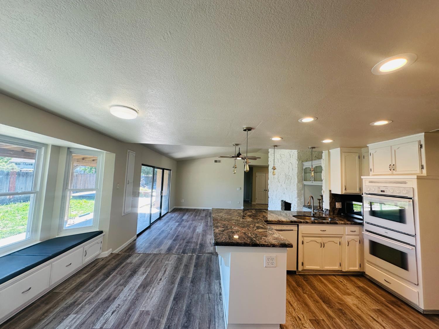 Detail Gallery Image 10 of 41 For 553 Manor Oak Pl, Manteca,  CA 95336 - 4 Beds | 3 Baths
