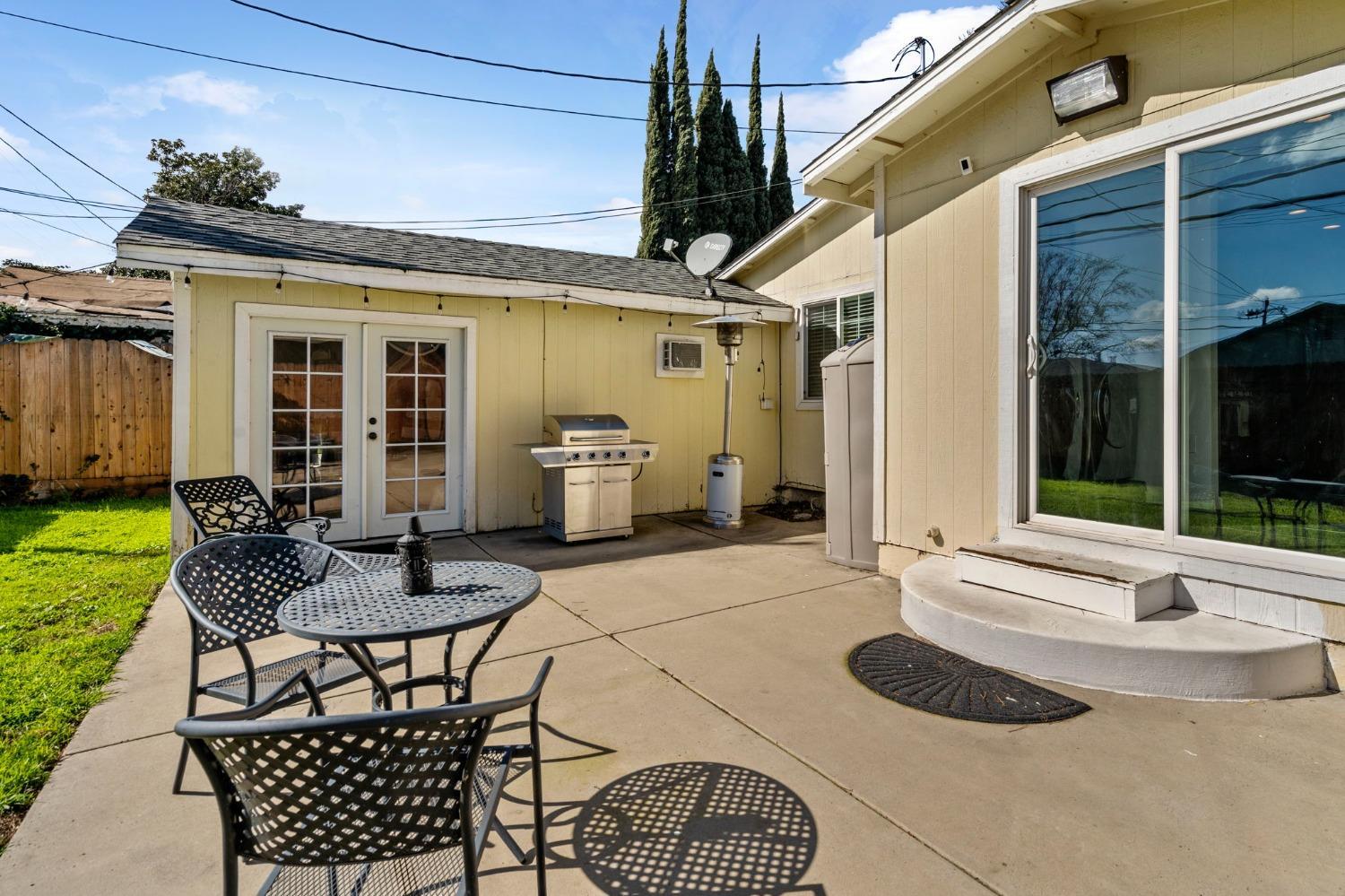 Detail Gallery Image 29 of 31 For 2052 Elmwood Ave, Stockton,  CA 95204 - 2 Beds | 1 Baths