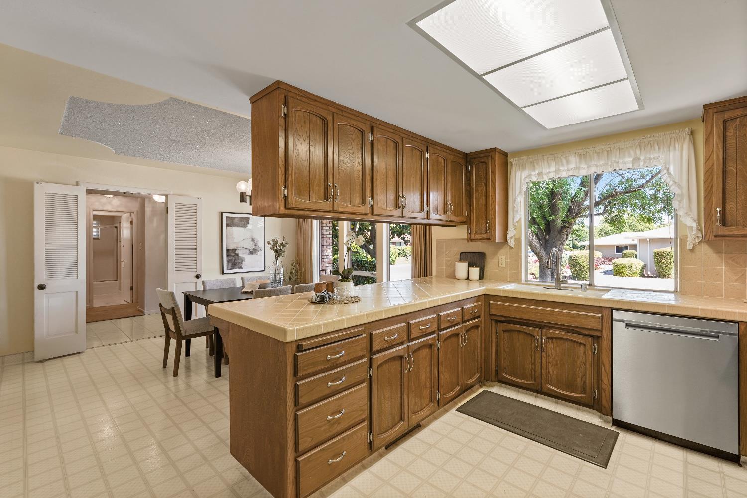 Detail Gallery Image 14 of 39 For 6400 Scenic Oak Ct, Carmichael,  CA 95608 - 4 Beds | 2/1 Baths