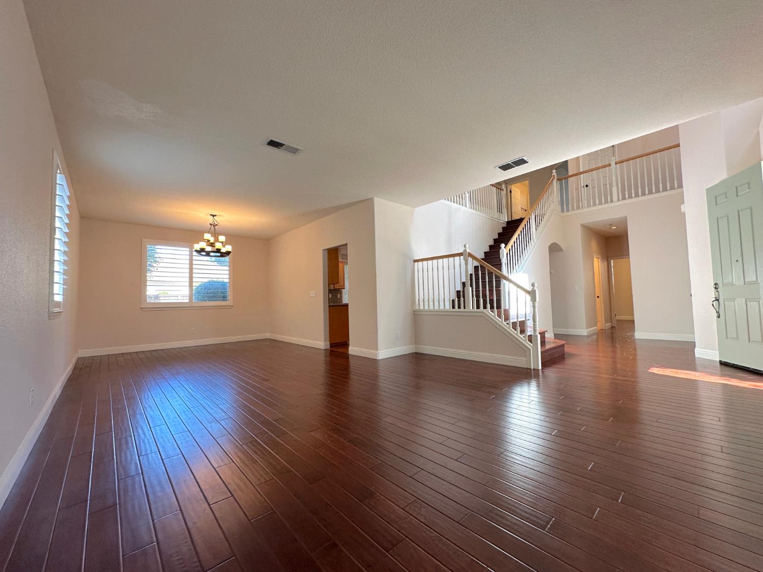 Detail Gallery Image 4 of 35 For 6337 Brook Hollow Cir, Stockton,  CA 95219 - 5 Beds | 3 Baths