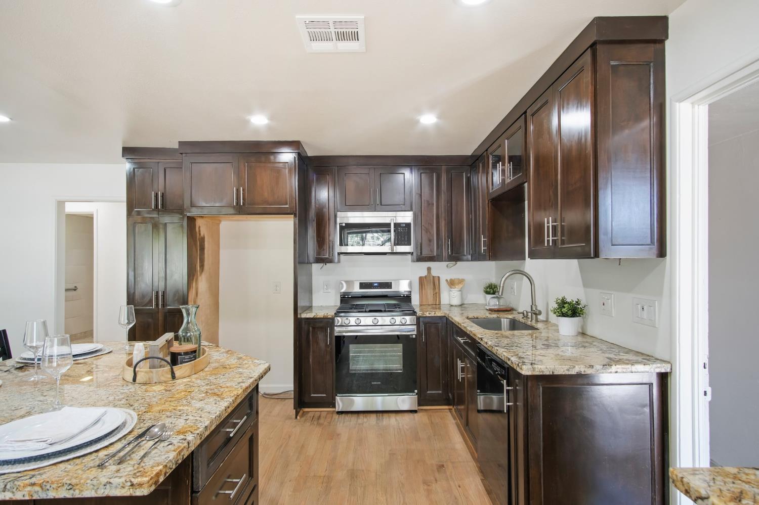 Detail Gallery Image 8 of 28 For 1909 W Harding Way, Stockton,  CA 95203 - 2 Beds | 1 Baths
