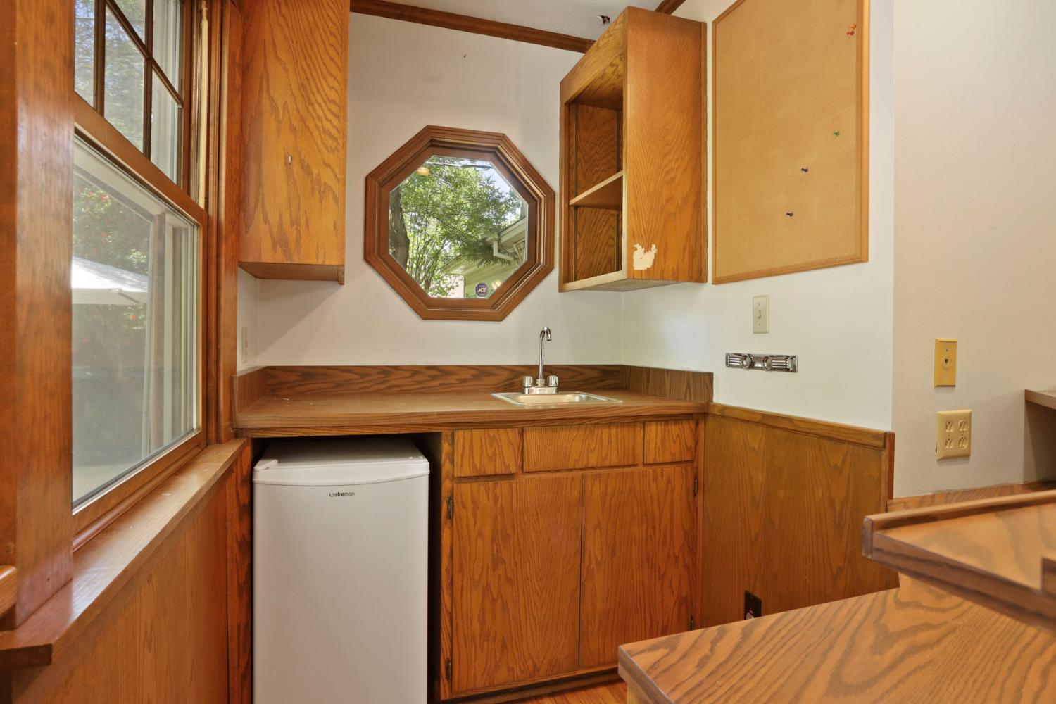 Detail Gallery Image 15 of 51 For 105 W Euclid Ave, Stockton,  CA 95204 - 4 Beds | 2 Baths