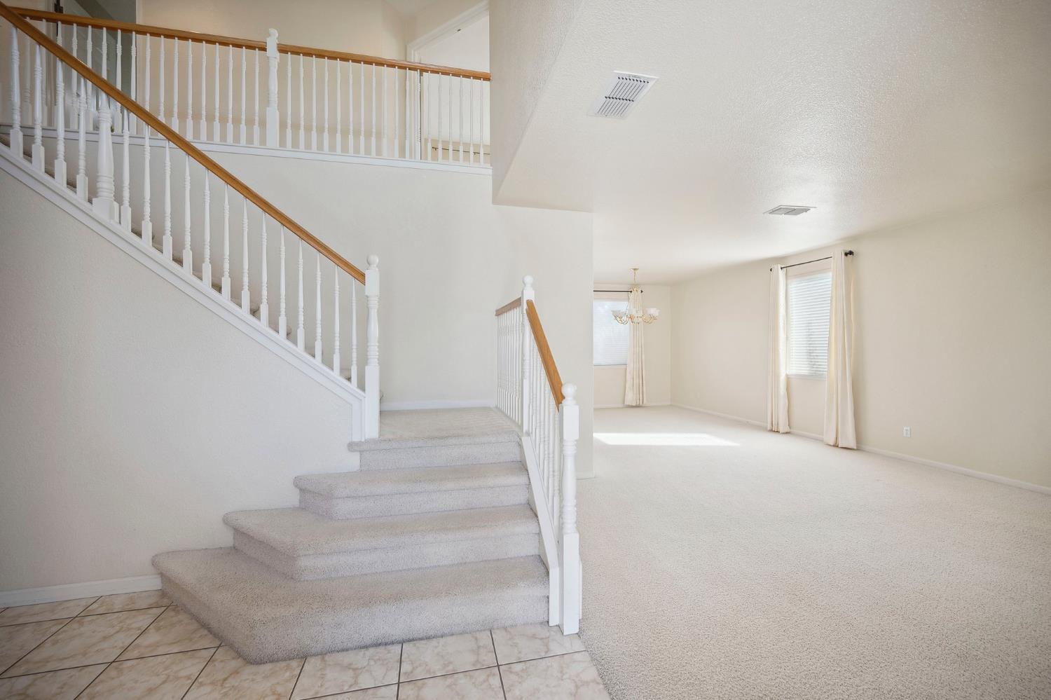 Detail Gallery Image 4 of 39 For 6307 Brook Hollow Cir, Stockton,  CA 95219 - 5 Beds | 3 Baths