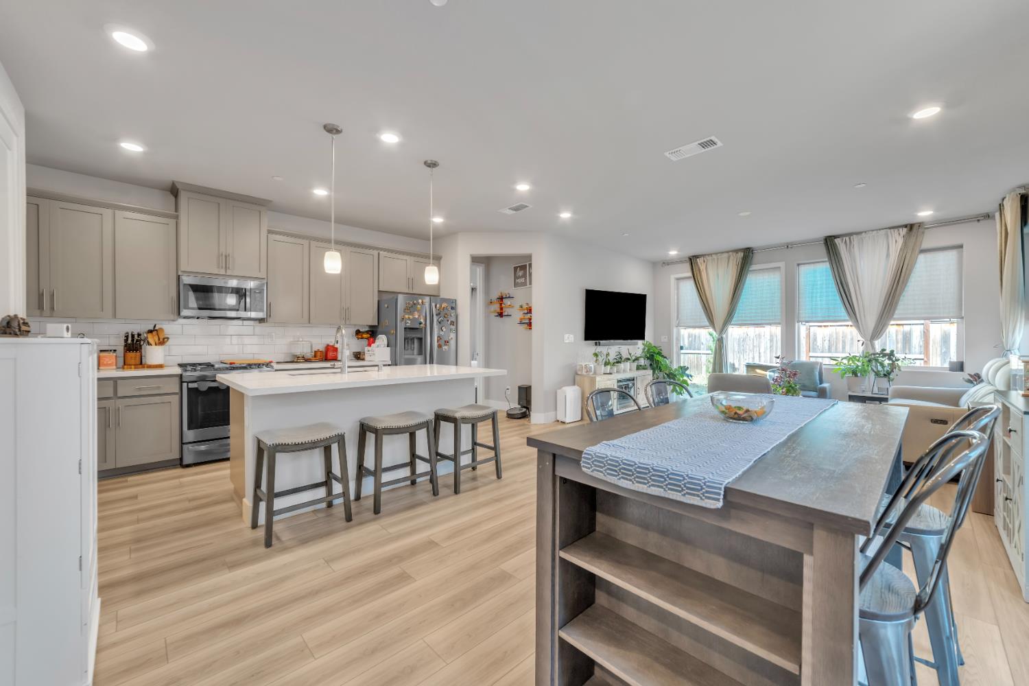 Detail Gallery Image 6 of 35 For 3429 Tall Oaks Bend Way, Folsom,  CA 95630 - 3 Beds | 2 Baths